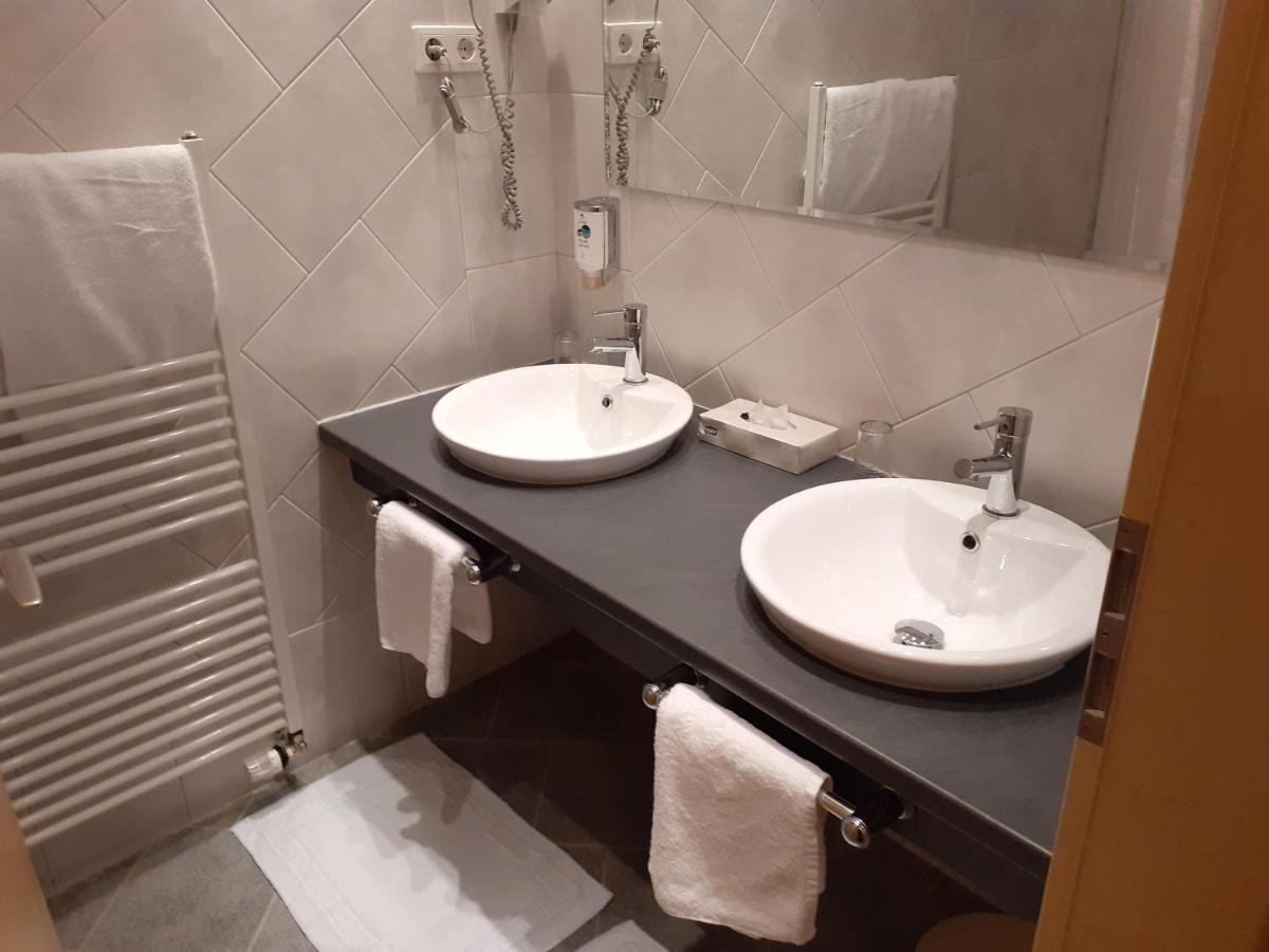 Land-Gut-Hotel Zum Alten Forsthaus - Aufladestation Fuer Elektroautos Hurtgenwald Bagian luar foto