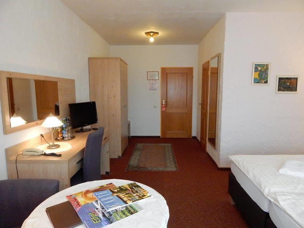 Land-Gut-Hotel Zum Alten Forsthaus - Aufladestation Fuer Elektroautos Hurtgenwald Bagian luar foto